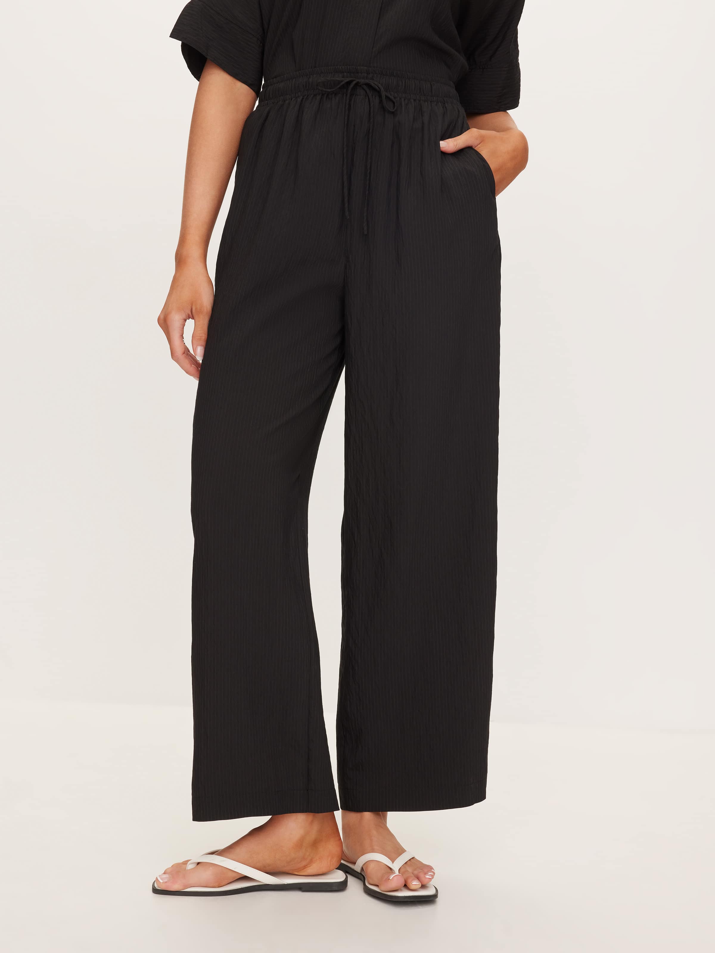 beyond pant / black crinkle